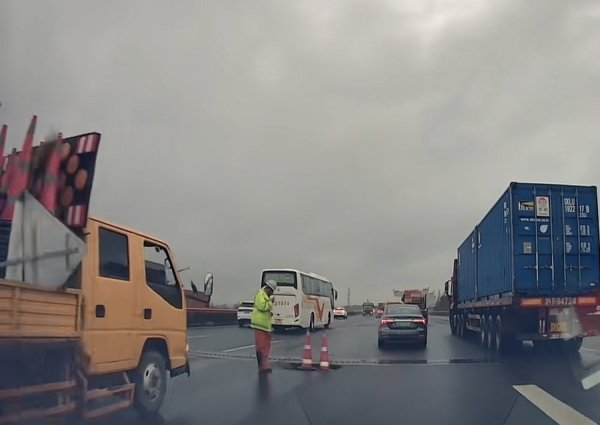 珺牛策略 降雨过后，今晨上海绕城高速多车被“踩坑”